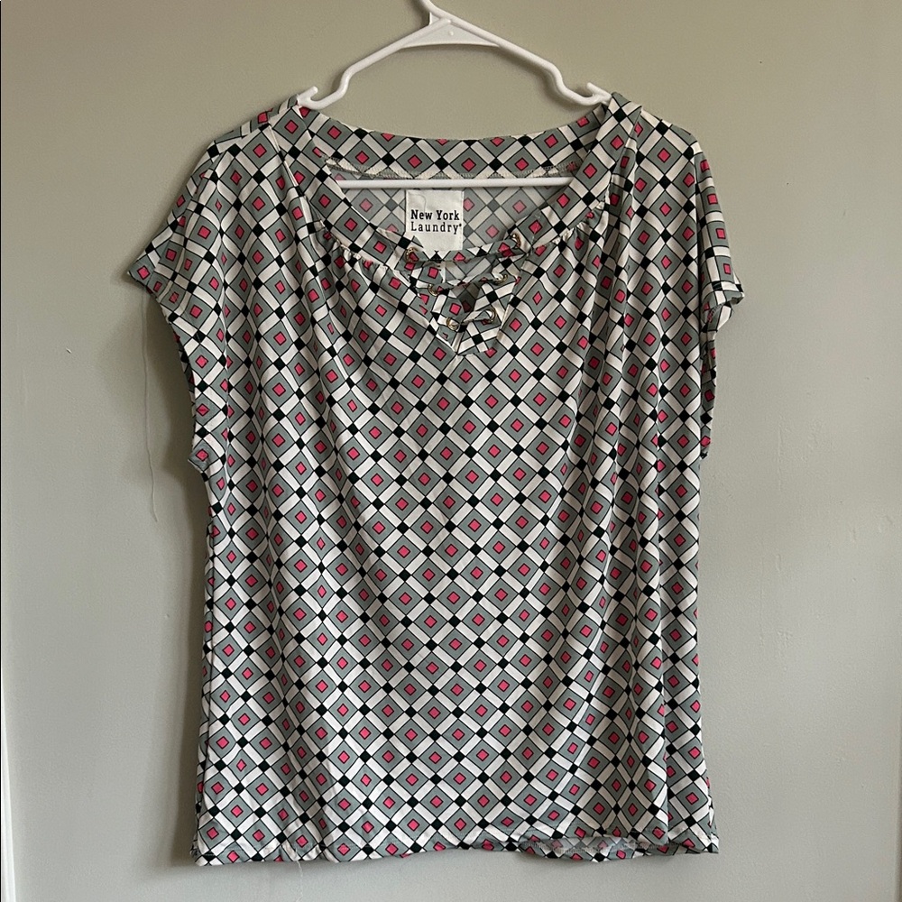 New York Laundry Diamond Pattern Blouse - Black, White, Pink. NWOT.